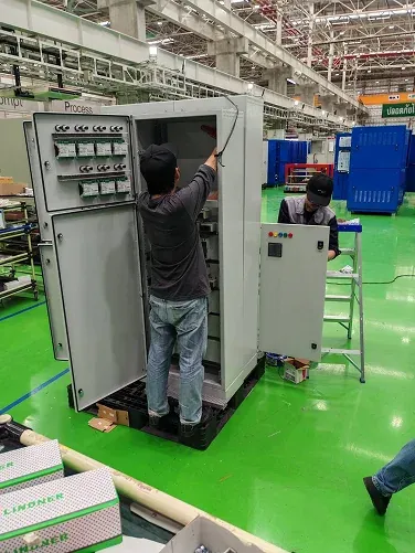 Electrical cabinet assembly in a workshop