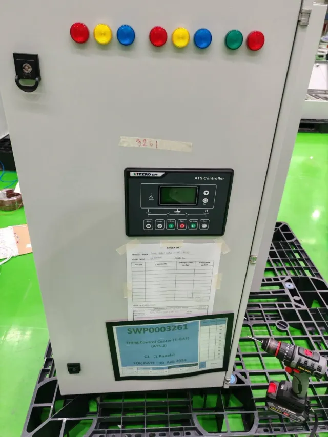 Electrical cabinet with multicolour indicator lamps and a display